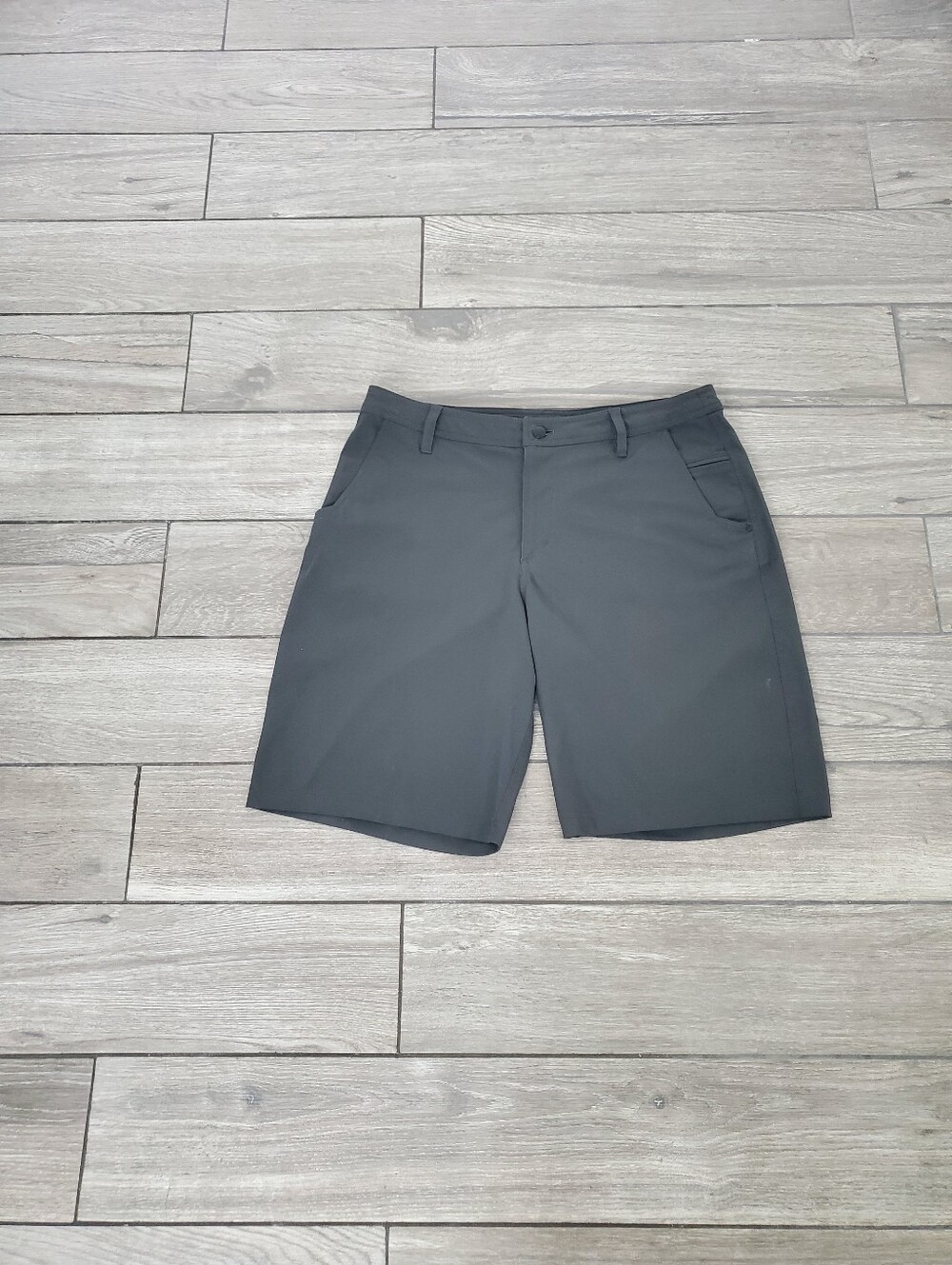 Lululemon men's gray pocketed shorts size 36